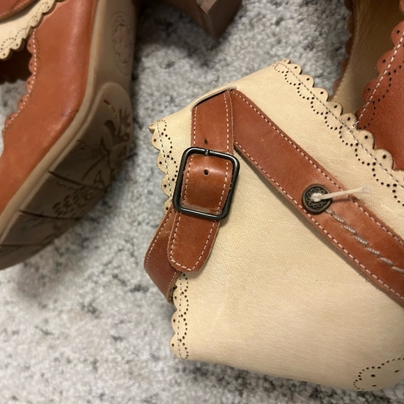 Gold Button 8.5 leather ankle booties w/floral detail excellent used condition - Picture 5 of 15